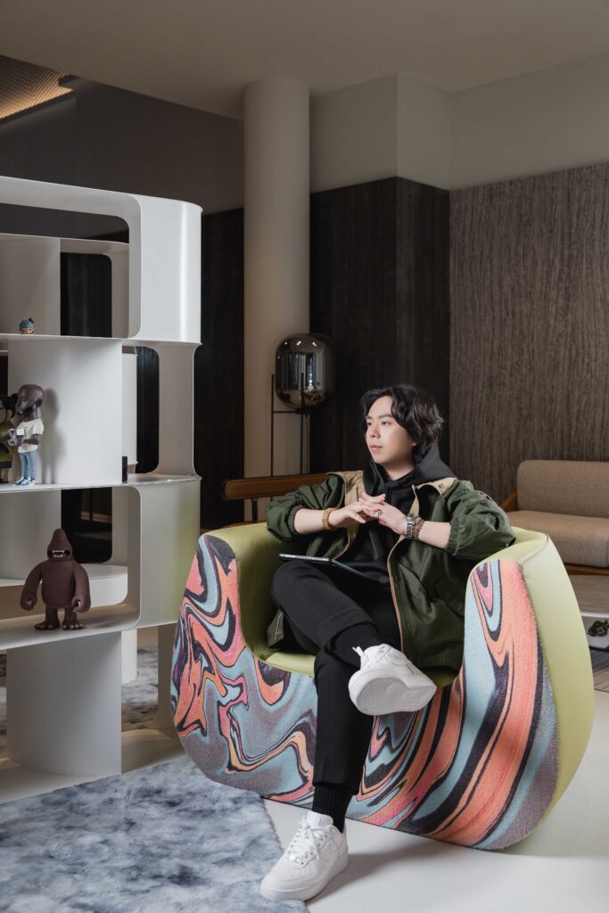 Hank，漢克自由接案進化學院的創辦人，在現代風格空間中的個人形象照。