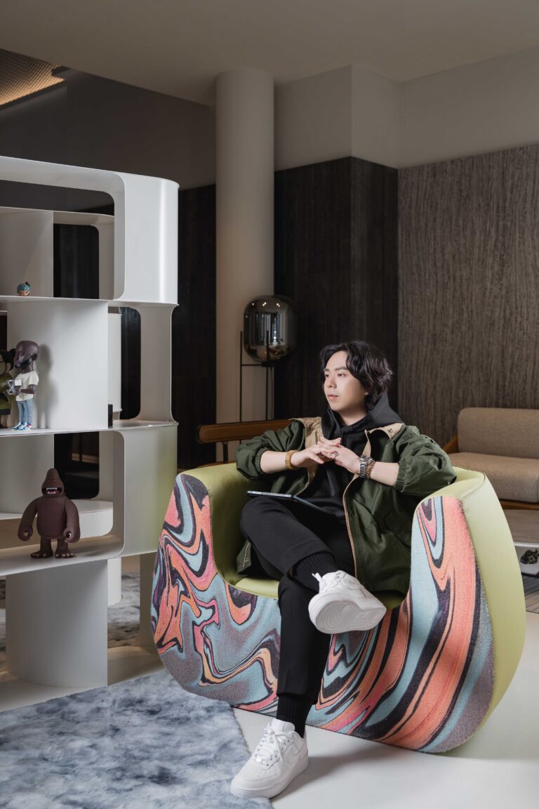 Hank,漢克自由接案進化學院的創辦人,在現代風格空間中的個人形象照。